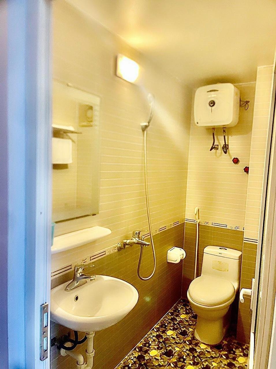 Nha Nghi Ngoc Ha Hotel Ха Лонг Екстериор снимка
